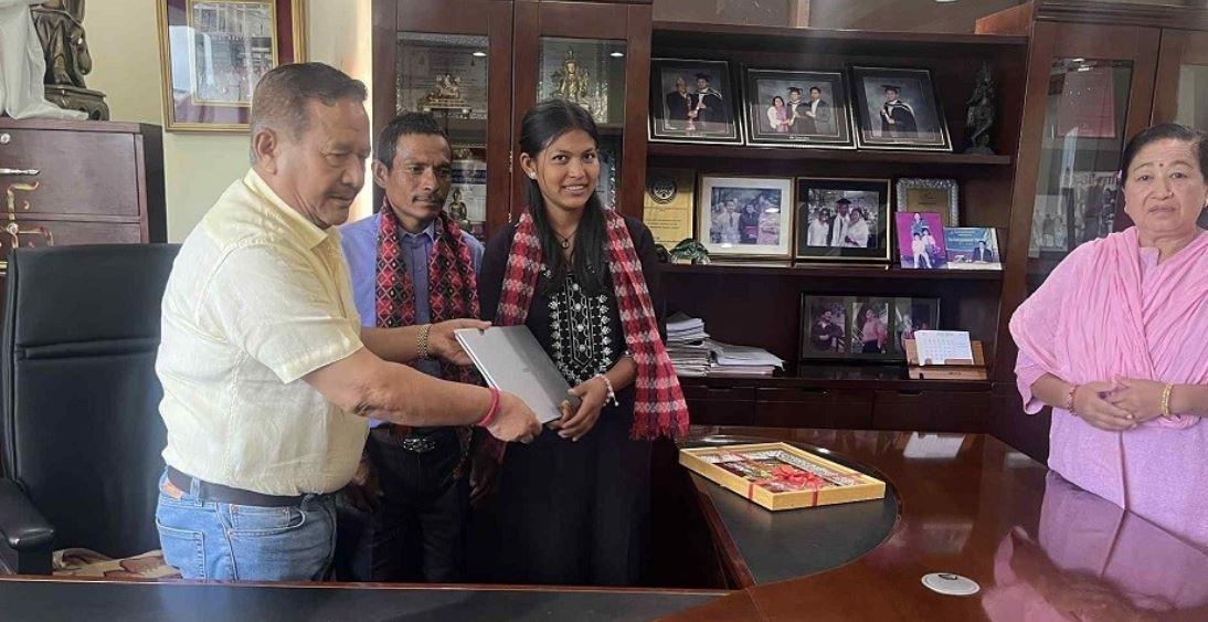 इँटाभट्टामा बुवालाई सघाउँदै पढेर ४ जीपीए ल्याउने गोमालाई मीनबहादुरले दिए ल्यापटप र १ लाख